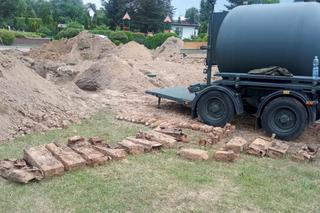 Plac przy podstawówce jak wielkie pole minowe. Wykopali ponad 70 niewybuchów