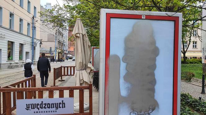 Kontrowersyjna wystawa we Wrocławiu. Mieszkańcy są oburzeni. Co artysta miał na myśli?
