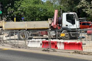 Część ciężarówki wpadła do autobusu. Ranna kierująca autobusem miejskim
