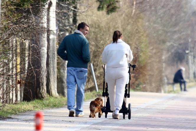 Jakub Rzeźniczak z partnerką, córką i psem