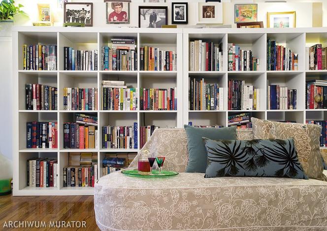 Biała nowoczesna biblioteka na książki w domu