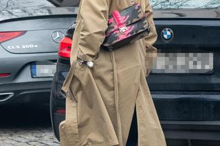 Monika Olejnik w piekielnie drogich ciuchach wsiada do BMW