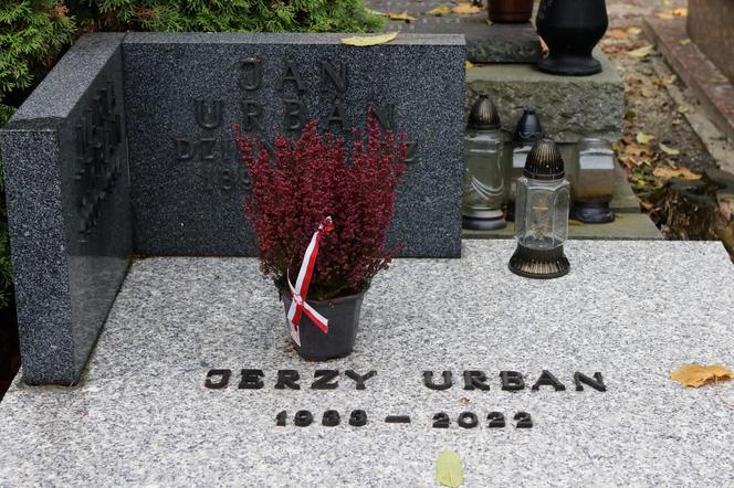Tak wyglądają groby Jerzego Urbana i jego żony Małgorzaty