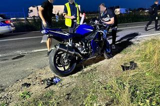 Wypadek przy S8 pod Wołominem. Motocyklista wjechał w grupę osób! W akcji śmigłowiec LPR
