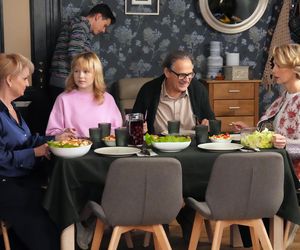 Barwy szczęścia, odc. 3196. Emilka (Jessica Frankiewicz), Malwina (Joanna Gleń), Małgorzata (Adrianna Biedrzyńska), Kacper (Jakub Szlachetka), Jerzy (Bronisław Wrocławski) 