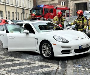 Porsche Panamera w ogniu! Pożar luksusowego auta w centrum Warszawy