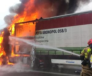 Ogromny pożar tira w Jeleniej Górze. Kłęby dymu nad obwodnicą 