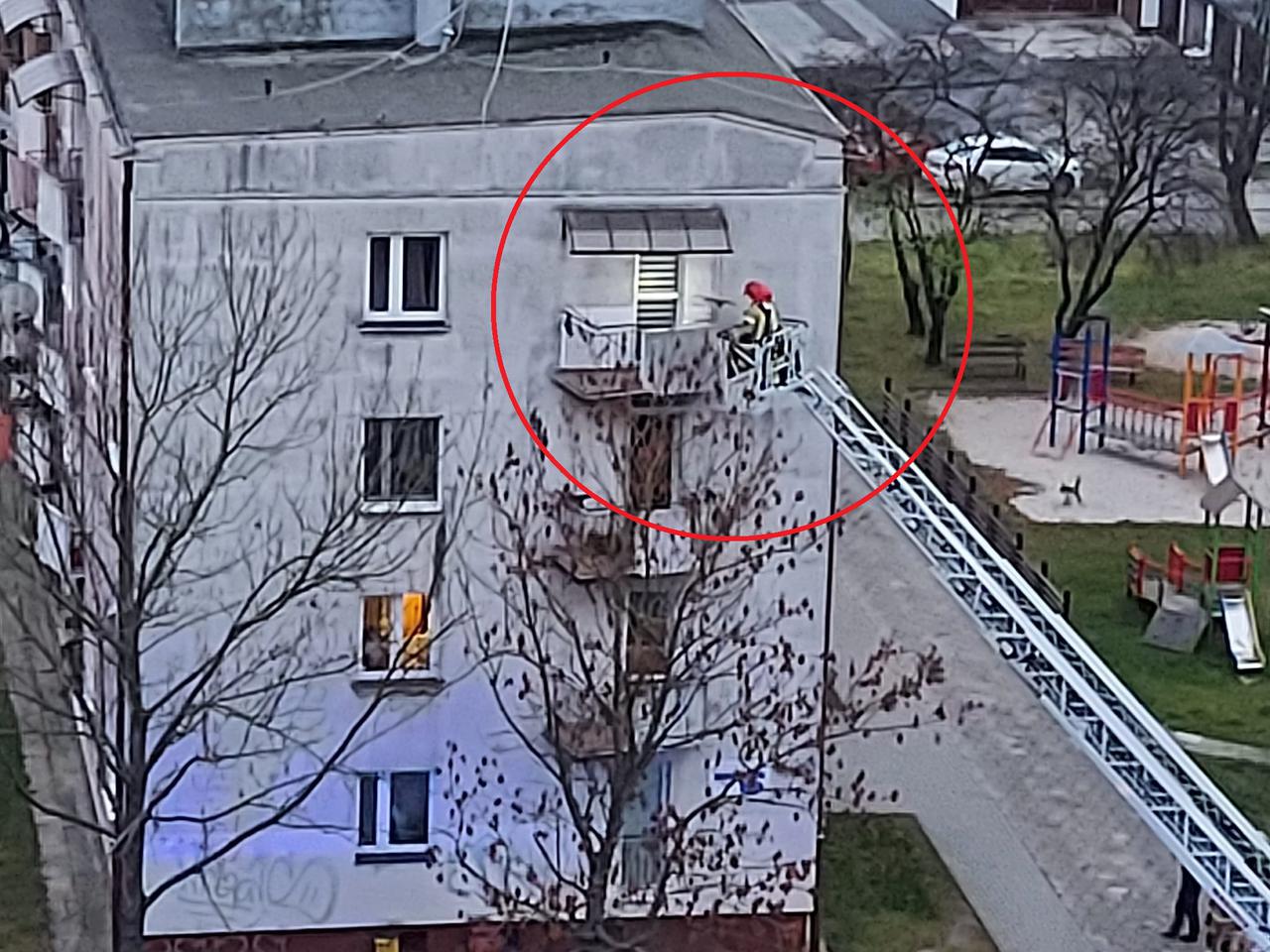 Opole: Akcja strażaków na Chabrach! Sprawdzali jedno mieszkanie! [ZDJĘCIA]
