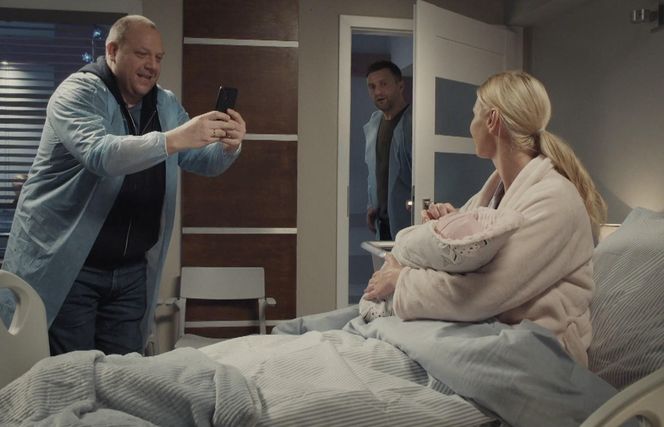 M jak miłość odc. 1854. Jagoda (Katarzyna Kołeczek), Tadeusz (Bartłomiej Nowosielski), Dorotka (Klara Madeńska), Bartek (Arkadiusz Smoleński)