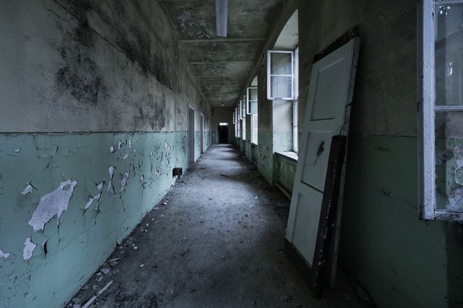 Opuszczony szpital wojskowy na Podkarpaciu. Sceneria jak z horroru