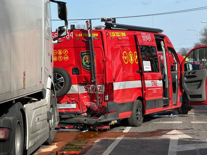 Ciężarówka zmiażdżyła cztery pojazdy. Sześć osób rannych, w tym dzieci. Lądował śmigłowiec LPR