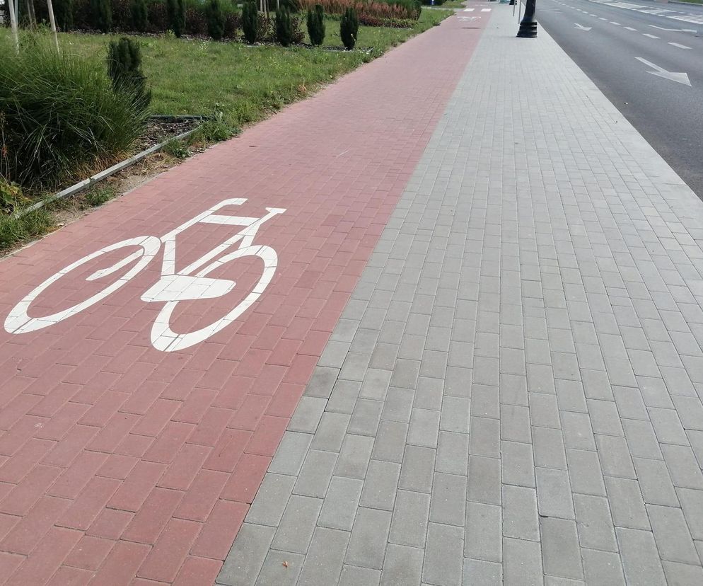 Ścieżka rowerowa i chodnik.