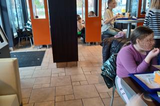 Klienci kupujący Burger Drwala 2023