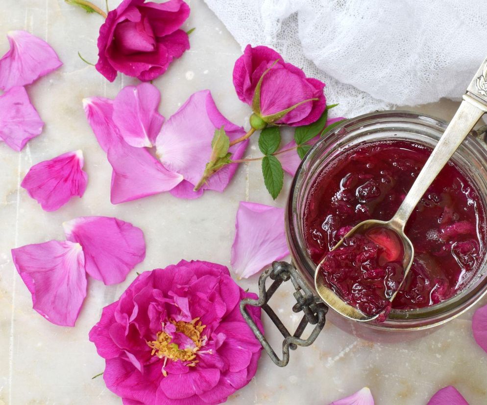 Płatki dzikiej róży w cukrze – kwiatowy przysmak, który oczaruje smakiem i zapachem