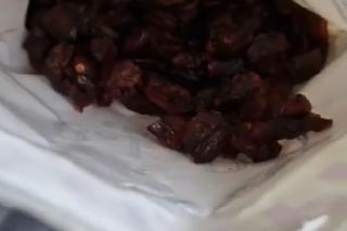 Otworzył paczkę z nerkowcami z Biedronki i złapał się za głowę. Jak to się tam znalazło?!