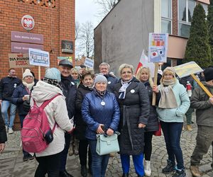 Protest mieszkańców gminy Purda pod olsztyńskim ratuszem