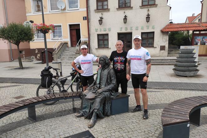  Wakacyjna wyprawa rowerowa na rzecz budowy hospicjum. Na trasie znalazł się Frombork