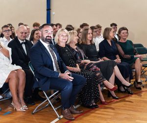 100 par tańczy poloneza na 100-lecie siedleckiego Ekonomika