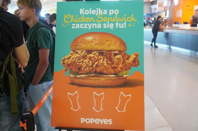 Trzy osoby wygrały roczny voucher na firmową kanapkę do Popeyes w Poznaniu