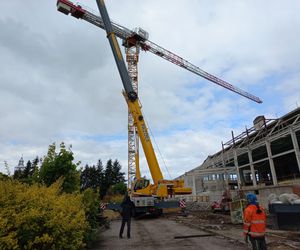 Wielki dźwig stanął przy pływalni Akwawit w Lesznie. Rusza ostatni etap rozbiórki 