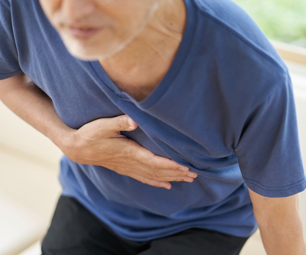 Starszy mężczyzna trzyma się za mostek