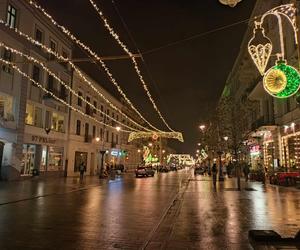 Świąteczna atmosfera w centrum Łodzi. Piotrkowska wygląda niesamowicie! [GALERIA]