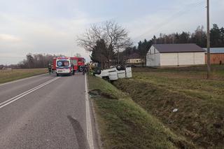 Zderzenie trzech aut w Emilcinie. Pięć osób trafiło do szpitala