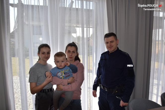 Policjant z Tarnowskich Gór przyjął rodzinę z Ukrainy