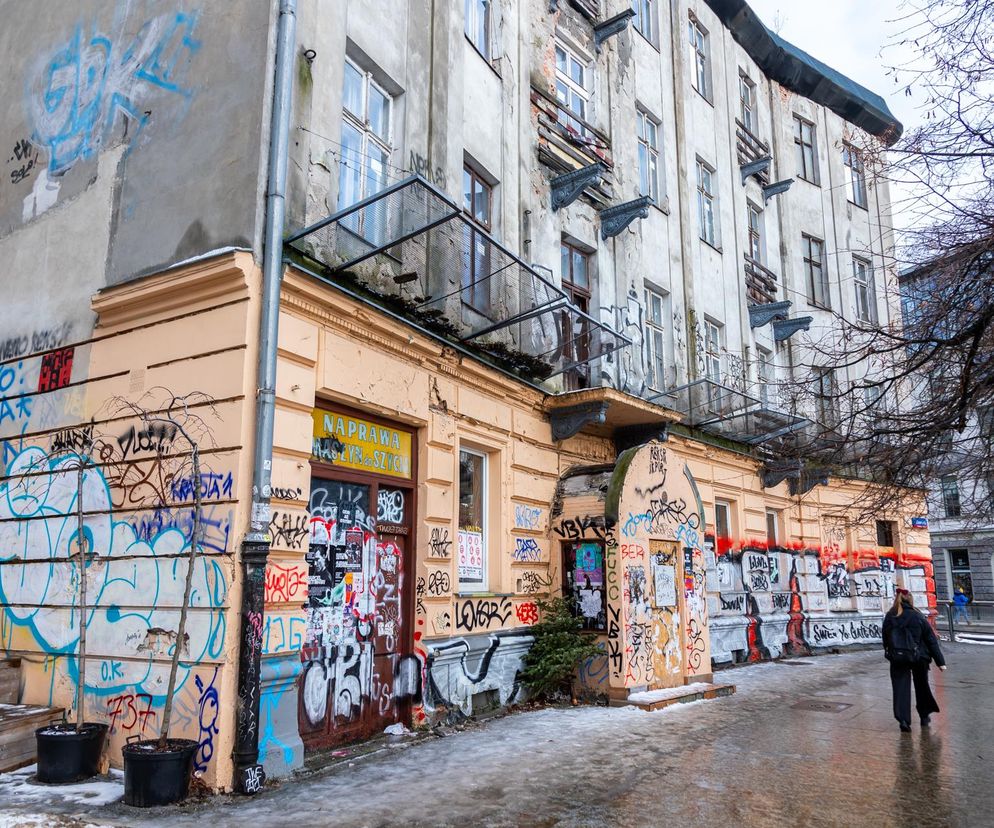Pokryte graffiti ulice w centrum Warszawy