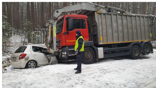 Czołowe zderzenie samochodu osobowego z ciężarówką