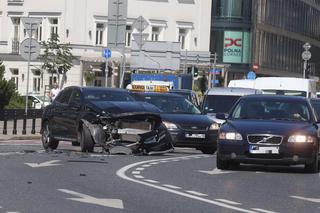 Zderzenie aut osobowych przy rondzie Jazdy Polskiej w Warszawie