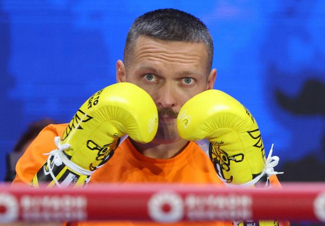 Ołeksandr Usyk w specjalnej koszulce na treningu medialnym przed walką z Tysonem Furym. Nawiązał do pojedynku w Polsce