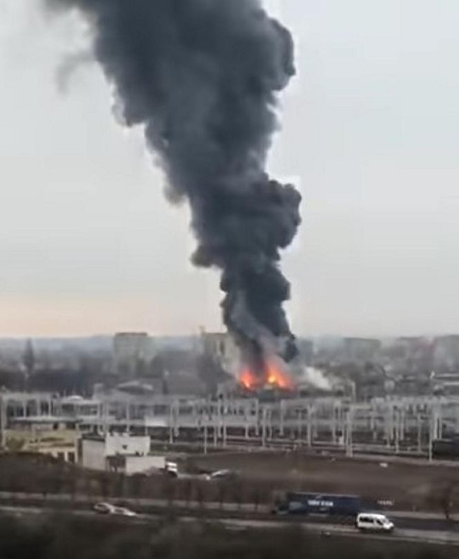 Potężny pożar zabytkowej hali w Gdańsku. Wielka chmura dymu w mieście