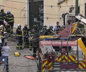 Katastrofa kolejki turystycznej! Wypadła z szyn i gruchnęła w budynek. Co najmniej 15 osób nie żyje!