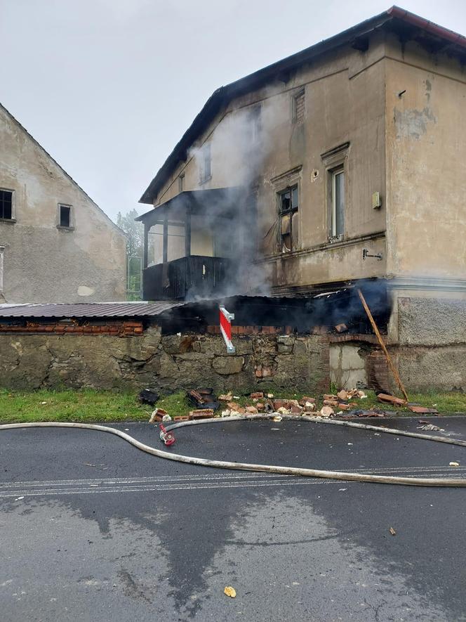 37-latek z poważnymi obrażeniami. „Eksperymentował z fajerwerkami”