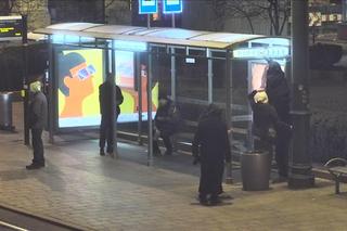 Para połasiła się na tabliczkę 69 na przystanku