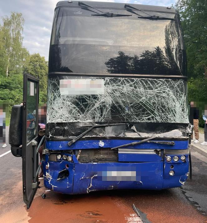 Dwie ofiary śmiertelne w wyniku zderzenia samochodu z autokarem