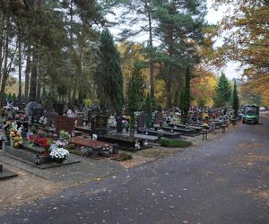 Cmentarz na Miłostowie na kilka dni przed dniem Wszystkich Świętych 