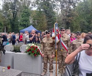 Warszawa wspomina bohaterów. Pod pomnik Gloria Victis przyszli z biało-czerwonymi flagami i kwiatami