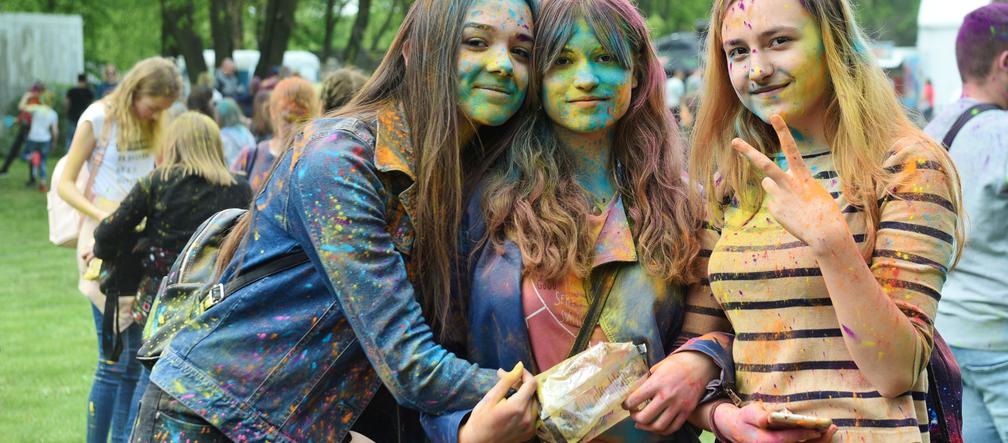 Lublin „wybuchł” kolorami. Holi Festival nad Zalewem Zemborzyckim