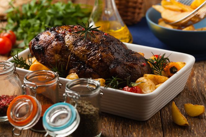 Łopatka pieczona w całości - prosty przepis na supermiękką i megachrupiąca łopatkę wieprzową