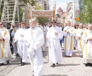 Tłumy wiernych na ulicach Poznania. Przez miasto przeszła Centralna Procesja Bożego Ciała [ZDJĘCIA]