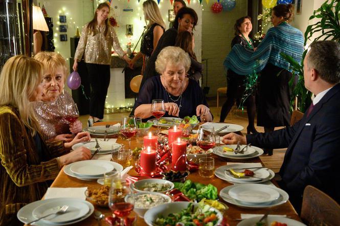 M jak miłość, odc. 1439. Barbara (Teresa Lipowska), Kisielowa (Małgorzata Różniatowska), Agata (Katarzyna Kwiatkowska), Artur Rogowski (Robert Moskwa)