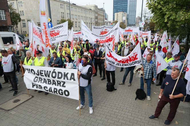 Protest związków zawodowych PKP Cargo i Poczty Polskiej w Warszawie