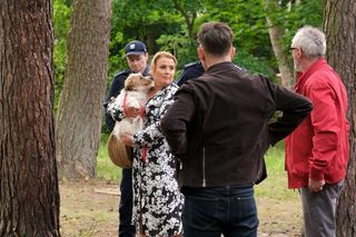 M jak miłość odc. 1823. Kamil (Marcin Bosak), Adam Werner (Jacek Kopczyński), kobieta (Joanna Jędrejek), policjant (Sebastian Figat)