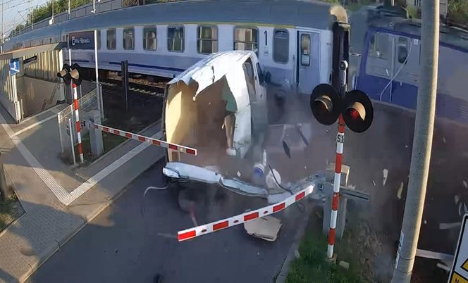 Dostawczak wjechał pod pociąg! Ogromne utrudnienia na kolei