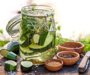 Kiszona cukinia [PRZEPIS]: jak przygotować, ile soli dodać?