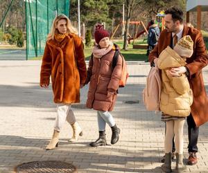 Barwy szczęścia odc. 2667. Malwina (Joanna Gleń), Emilka (Jessica Frankiewicz), ojciec Aliny (Jakub Krawczyk), Alina (Iga Czechowicz)