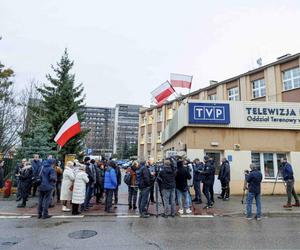 Pikieta przed siedzibą oddziału TVP w Białymstoku. To jest system bolszewicki