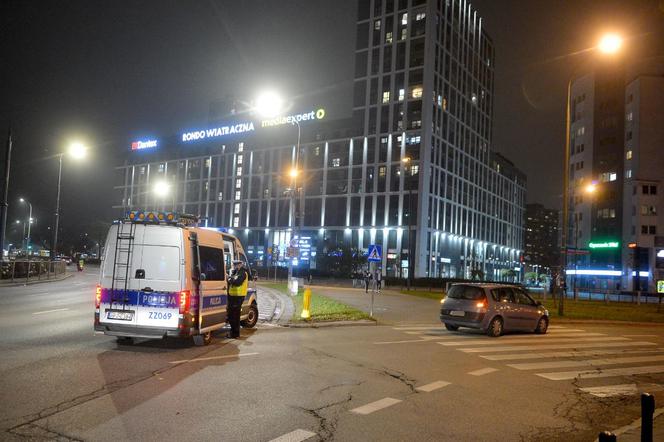 Groza na rondzie Wiatraczna! Kilka osób rannych po gwałtownym hamowaniu autobusu